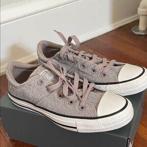 NWT Converse Low Top Sneakers in gray size 6